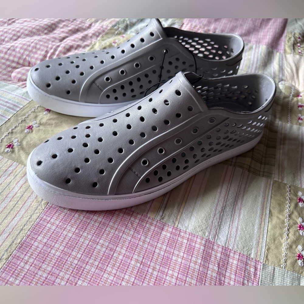 London‎ Fog Ladies Gray Perforated Slip-On plastic Sneakers Size 9